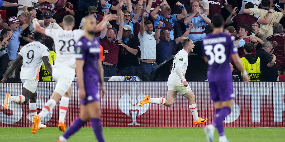 Jarrod Bowen dopo il gol del 2-1 (AP Photo/Petr David Josek)