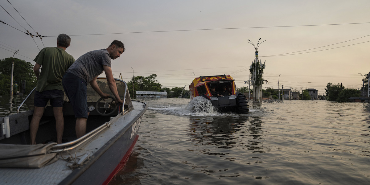 I soccorsi nell'area di Kherson (AP Photo/Evgeniy Maloletka)