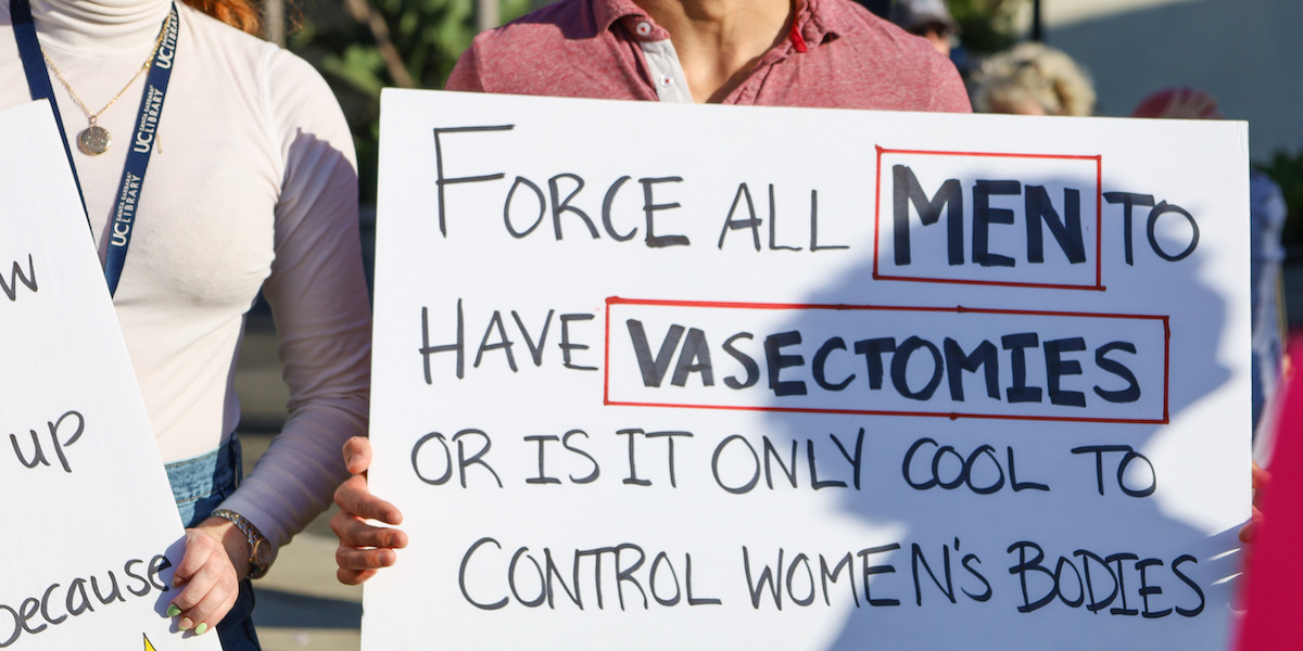 Una manifestazione in California contro la revoca del diritto all'aborto (Credit Image: © Amy Katz/ZUMA Press Wire via ANSA)