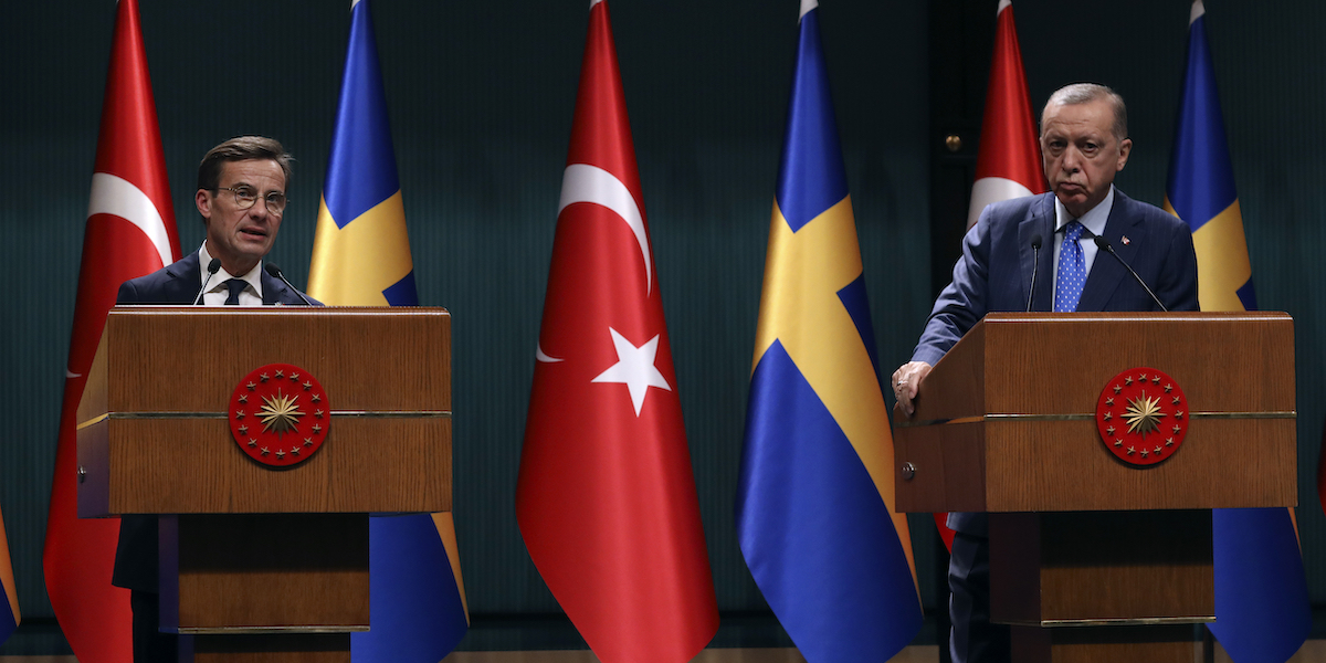 Il primo ministro svedese Ulf Kristersson e il presidente turco Recep Tayyip Erdogan durante un incontro del novembre 2022 (AP Photo/Burhan Ozbilici)