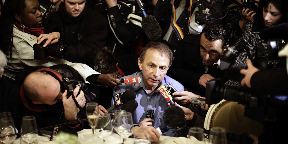 Michel Houellebecq circondato da giornalisti dopo aver vinto il premio Goncourt nel 2010 (AP Photo/Thibault Camus, File)