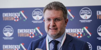 L'europarlamentare Carlo Fidanza e il deputato Giangiacomo Calovini, di Fratelli d'Italia, hanno patteggiato una pena di un anno e 4 mesi in un processo per corruzione