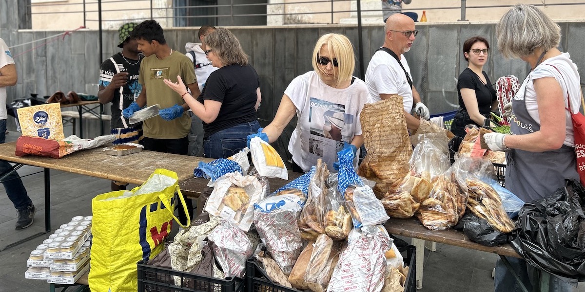 La distribuzione di cibo di ReFoodgees al mercato dell’Esquilino, Roma (Angelo Mastrandrea/Il Post)