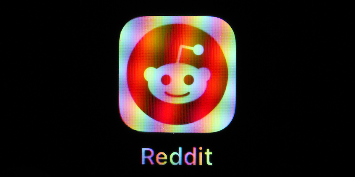 L'icona della app di Reddit sullo schermo di uno smartphone