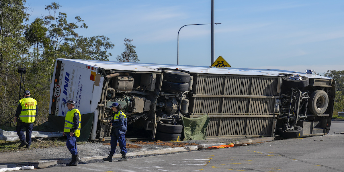 10 persone sono morte a Greta, in Australia, per il ribaltamento di un pullman che le riportava a casa dopo un matrimonio