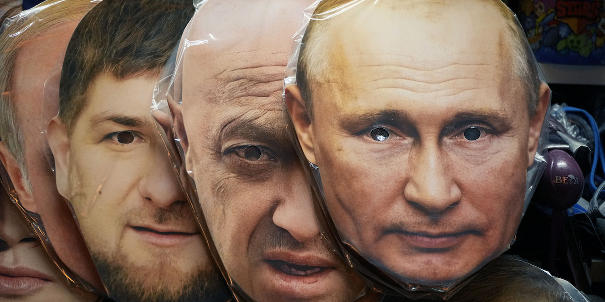 Maschere con i volti del presidente russo Vladimir Putin, del capo del gruppo Wagner Yevgeny Prigozhin e del presidente della Cecenia Ramzan Kadyrov (AP Photo/Dmitri Lovetsky)