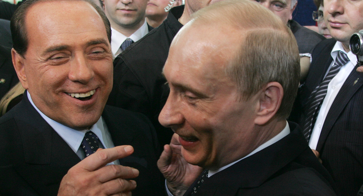Silvio Berlusconi e Vladimir Putin in Sardegna nel 2008 (Artyom Korotayev/Epsilon/Getty Images)