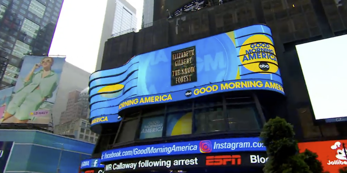 La copertina del romanzo di Elizabeth Gilbert "The Snow Forest" mostrata dal programma Good Morning America su un maxi schermo in Times Square, a New York, il 6 giugno 2023 (GMA)