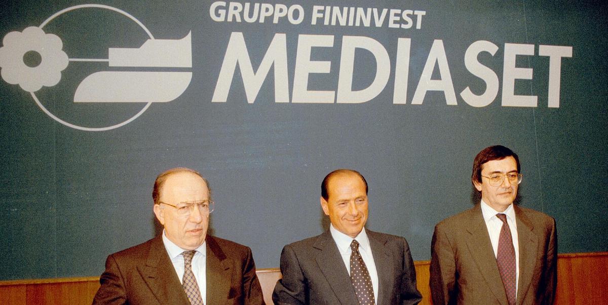Da sinistra Fedele Confalonieri, Silvio Berlusconi e Ubaldo Livolsi durante una conferenza stampa nel 1995 (Ansa)