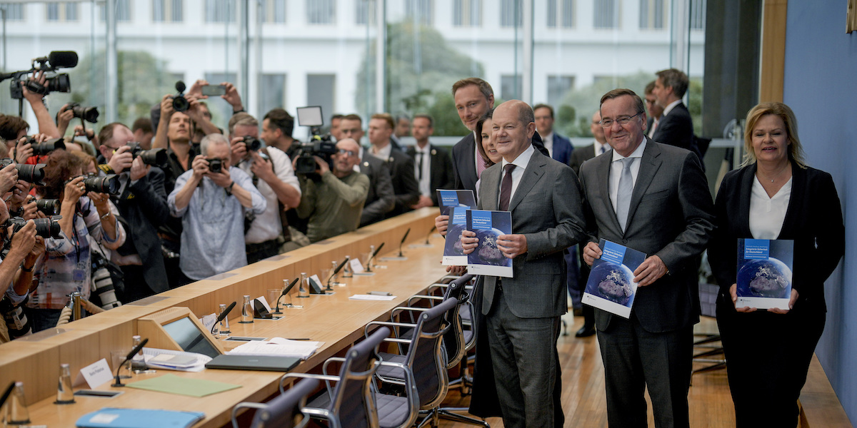 Il cancelliere Olaf Scholz e alcuni membri del governo durante la presentazione del piano (Photo/Markus Schreiber)