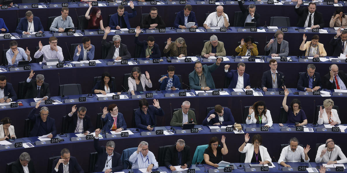 Alcuni membri del Parlamento Europeo durante la votazione (AP Photo/Jean-Francois Badias)