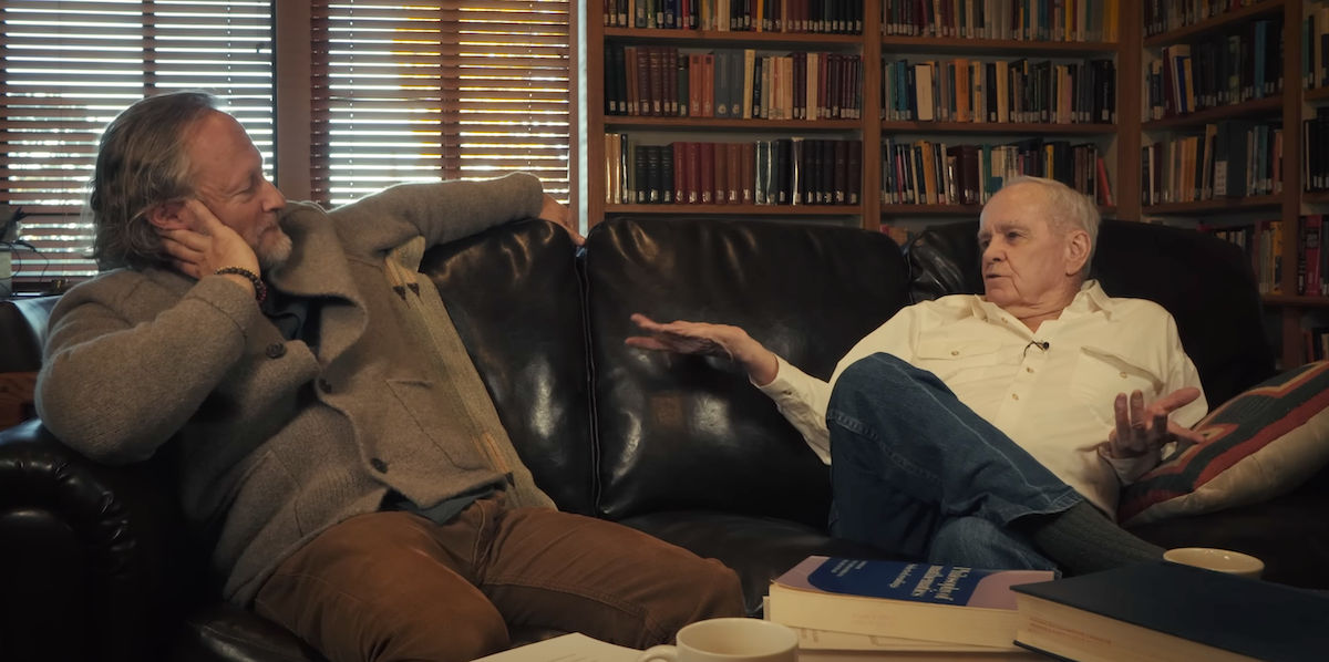 Lo scrittore Cormac McCarthy, a destra, durante una conversazione con lo scienziato David Krakauer nel 2017 (Canale YouTube di Karol Jalochowski)