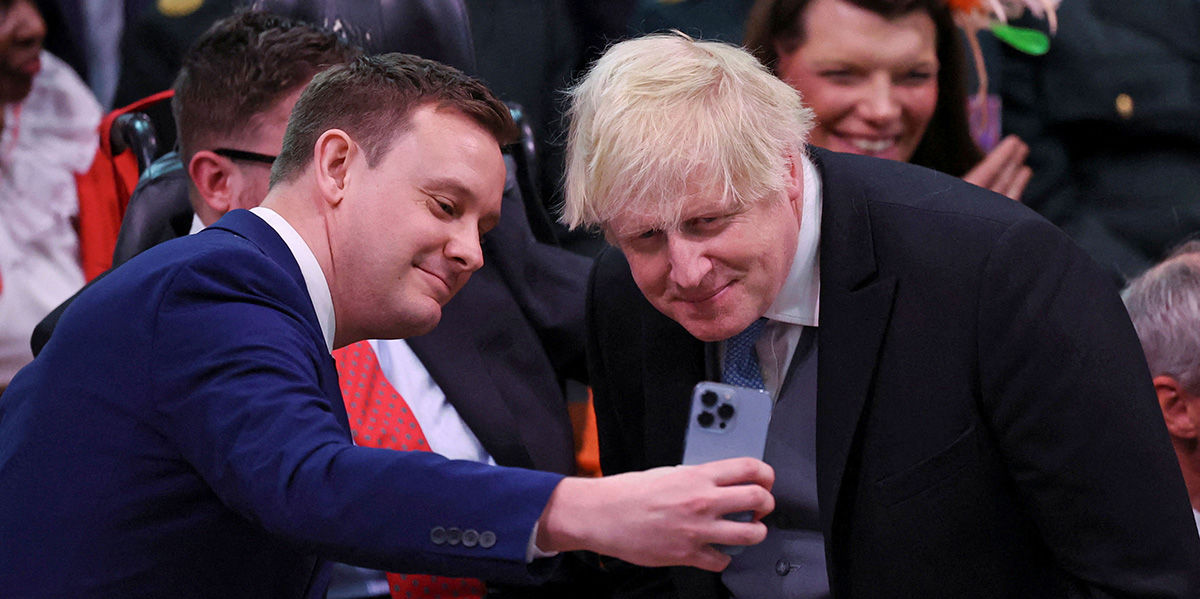 Boris Johnson posa per un selfie lo scorso 6 maggio durante la cerimonia per l'incoronazione di re Carlo, a Londra (Phil Noble - WPA Pool/Getty Images)