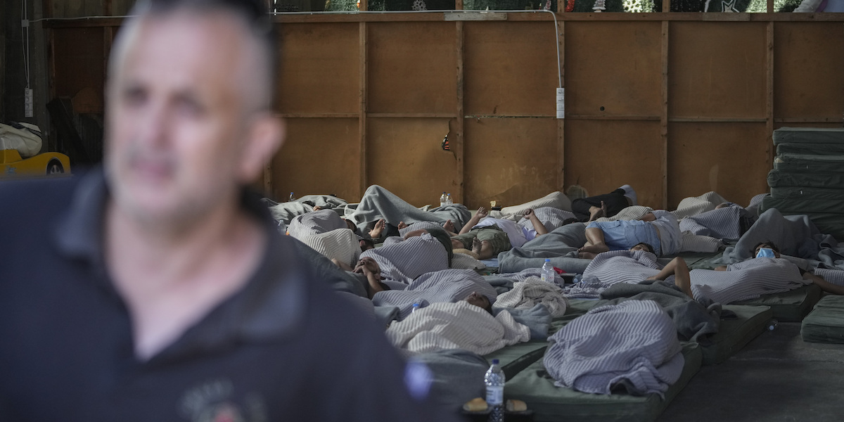 Alcuni dei sopravvissuti al naufragio avvenuto al largo del Peloponneso (AP Photos/Thanassis Stavrakis)