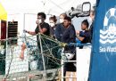 Una nave di Sea Watch è stata multata e dovrà restare ferma per 20 giorni perché aveva trasportato 39 migranti a Lampedusa invece che a Trapani, come chiesto dal governo