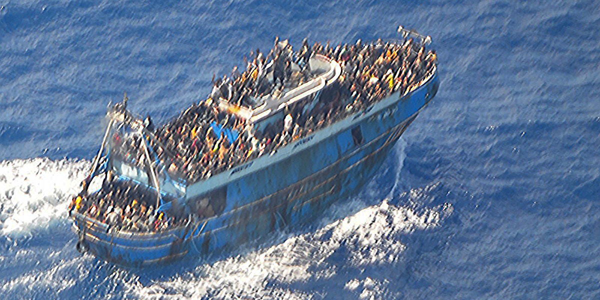 Il barcone in una fotografia aerea diffusa dalla Guardia costiera greca