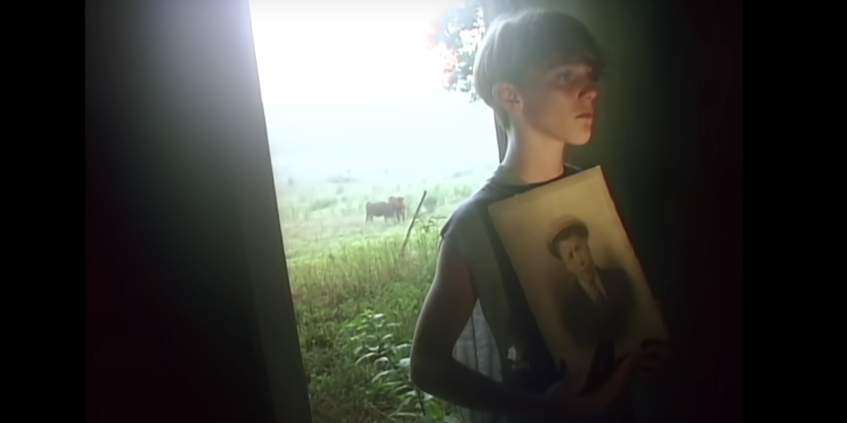 Fermo immagine del video di "It's The End Of The World As We Know It (And I Feel Fine)" dei R.E.M.