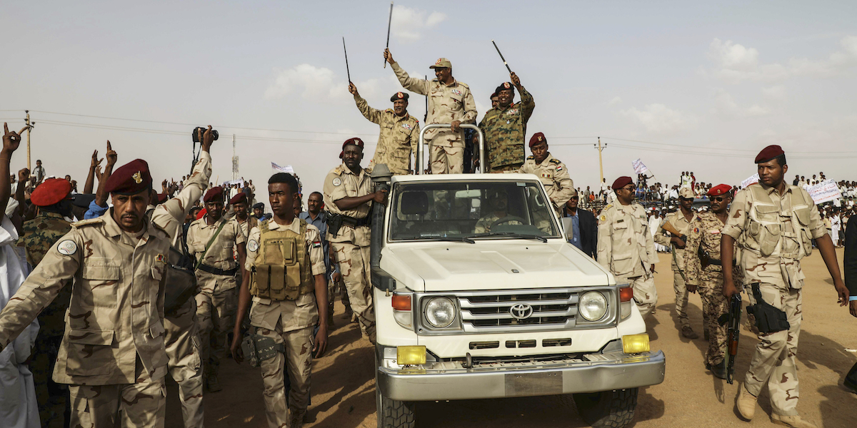 Mohamed Hamdan Dagalo, vicepresidente del Sudan e capo delle Rapid Support Forces (RSF), con alcuni suoi soldati (AP Photo/Mahmoud Hjaj, File)