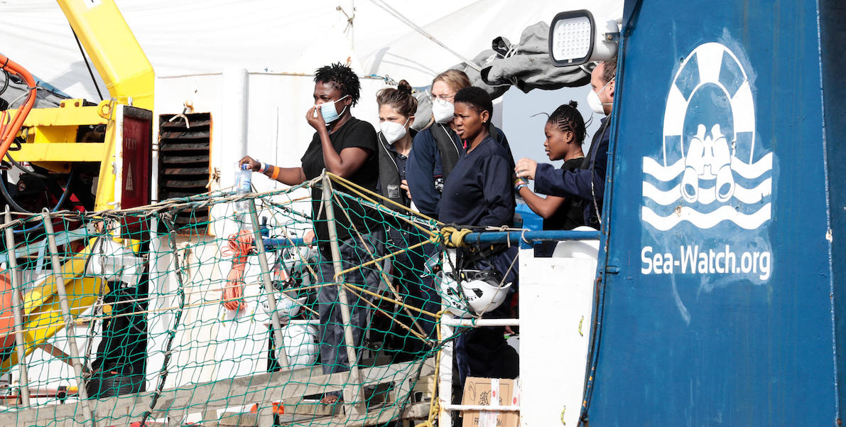 Persone soccorse dalla ONG Sea Watch a Pozzallo, Ragusa, 23 ottobre 2021 (ANSA / FRANCESCO RUTA)