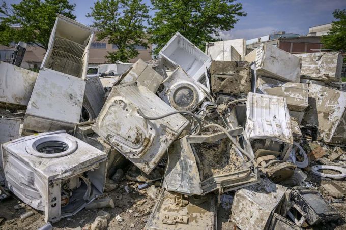 Un cumulo di lavatrici ed elettrodomestici distrutti dall'alluvione