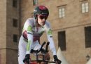 Il ciclista Gino Mäder è morto in seguito a una caduta nel Giro di Svizzera