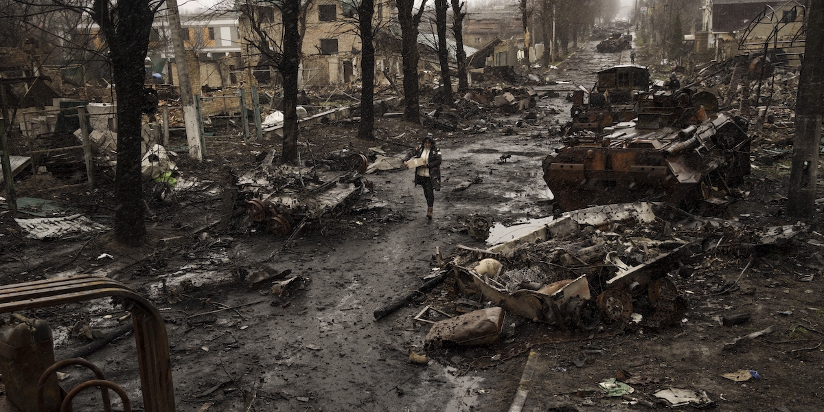 Carri armati russi a Bucha, in Ucraina (AP Photo/Rodrigo Abd)
