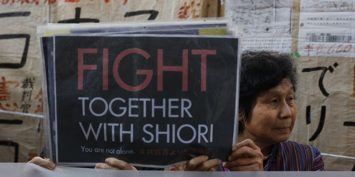 Alcune sostenitrici della giornalista giapponese Shiori Ito, recentemente al centro di un caso di stupro molto discusso (AP Photo/Jae C. Hong)