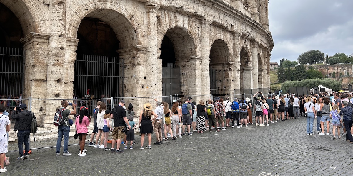 Turisti fuori dal Colosseo (Angelo Mastrandrea/Il Post)