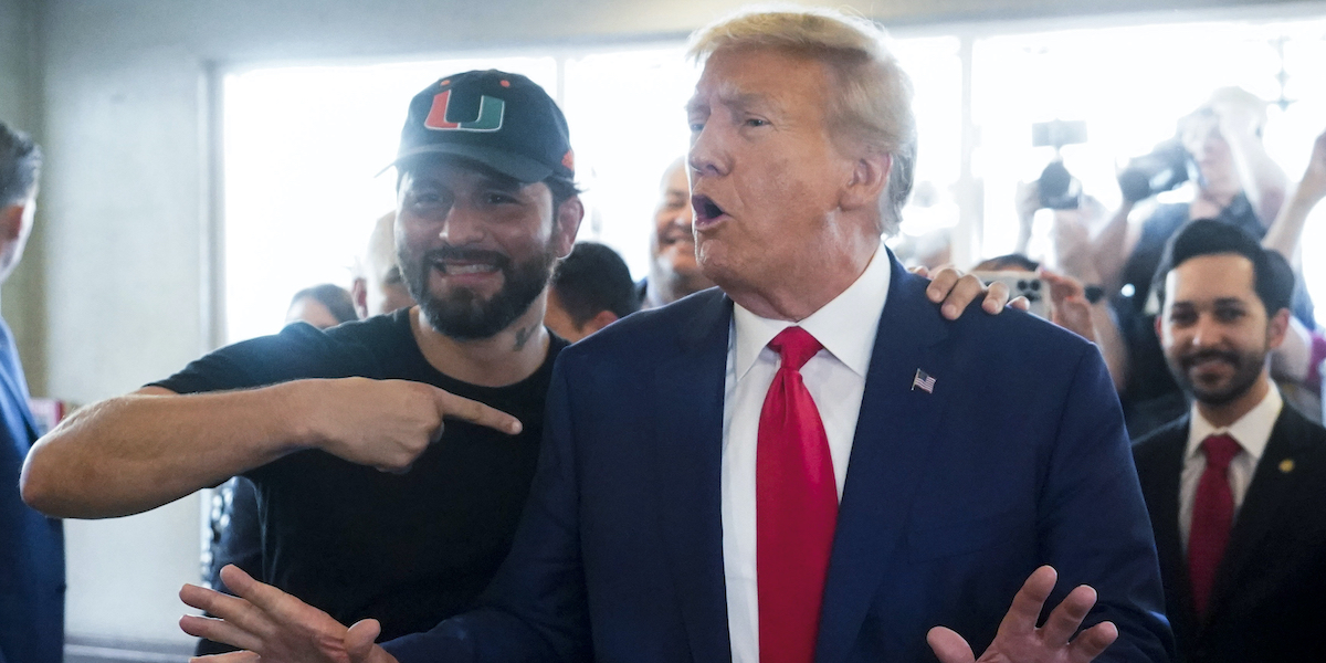 Donald Trump nel ristorante “Versailles” di Miami insieme all'ex lottatore di MMA Jorge Masvidal (AP Photo/Alex Brandon)