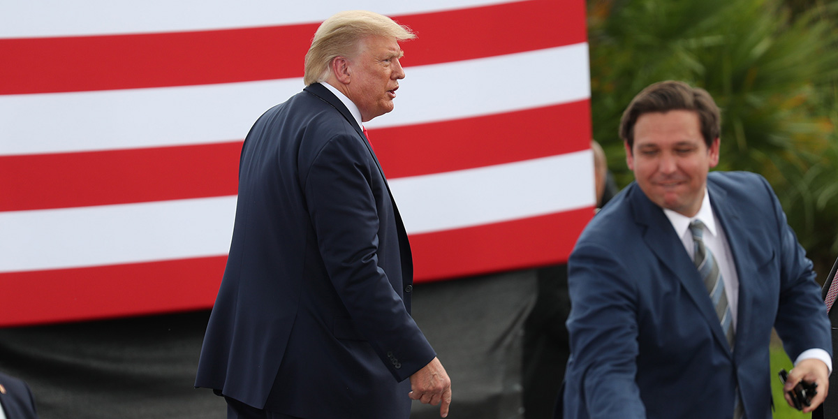 L'allora presidente Donald Trump e il governatore della Florida Ron DeSantis alla fine di un comizio elettorale a Jupiter, Florida, nel 2020 (Joe Raedle/Getty Images)