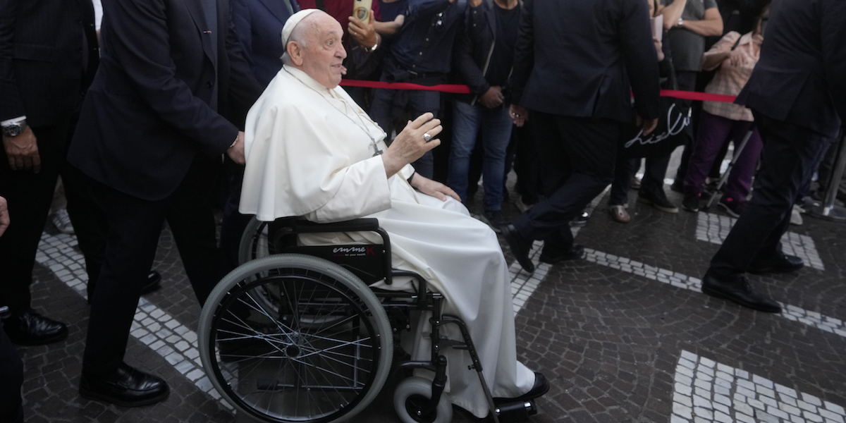 Papa Francesco dopo le dimissioni (AP Photo/Andrew Medichini)
