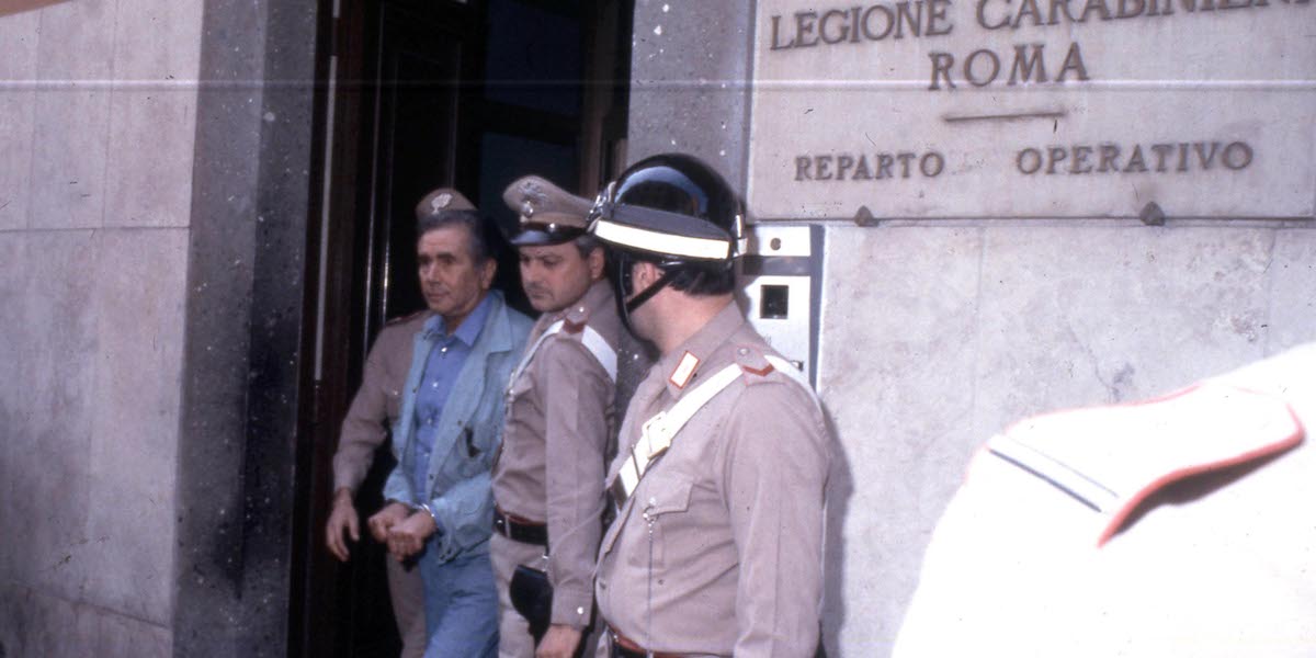 Enzo Tortora in manette il 17 giugno 1983 (Ansa)