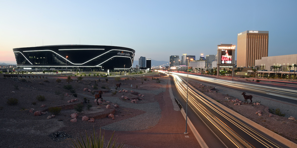 L'Allegiant Stadium e i casinò lungo l'Interstate 15 a Las Vegas (Ethan Miller/Getty Images)