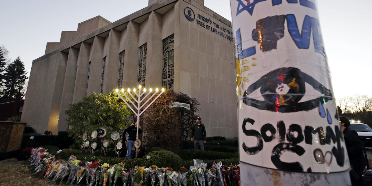 Una menorah fuori dalla sinagoga Tree of Life di Pittsburgh, per commemorare le vittime dell'attentato (AP Photo/Gene J. Puskar, File)