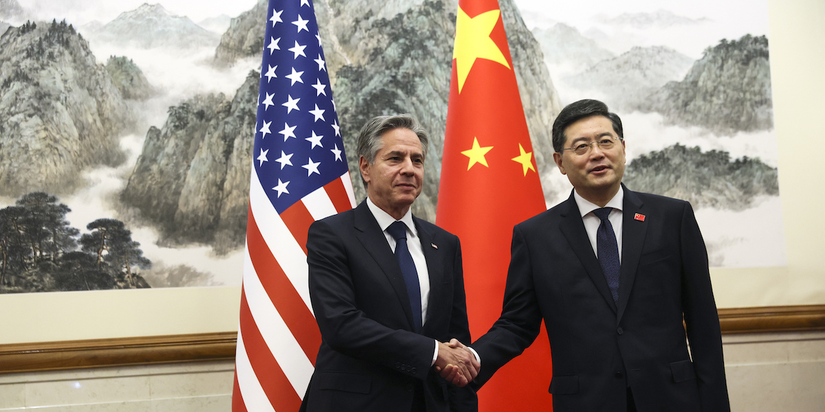 Il segretario di Stato statunitense Antony Blinken e il ministro degli Esteri Qin Gang (Leah Millis/Pool Photo via AP)