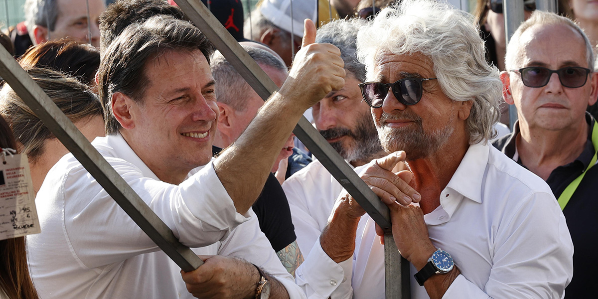 Giuseppe Conte e Beppe Grillo durante la manifestazione organizzata dal Movimento 5 Stelle a Roma, sabato 17 giugno (Ansa/Fabio Frustaci)