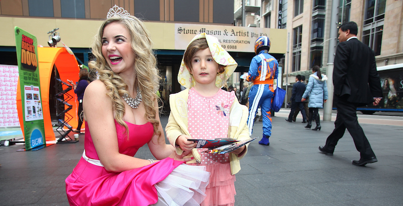 Barbie in posa con una bambina perplessa per il lancio dell'app della catena di grandi magazzini Big W. 21 giugno 2012, Queen Victoria Building, Sydney, Australia. (Marianna Massey/Getty Images for Big W)