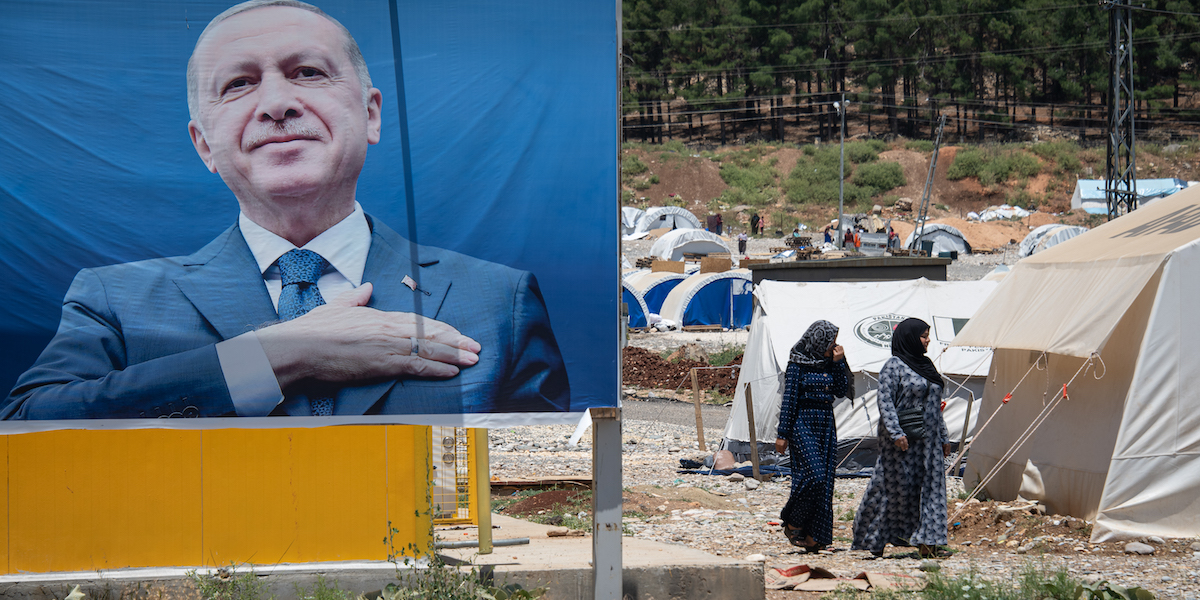 Un manifesto post elettorale del presidente Erdogan in un campo per gli sfollati del terremoto in Turchia (European Union/Diego Cupolo)