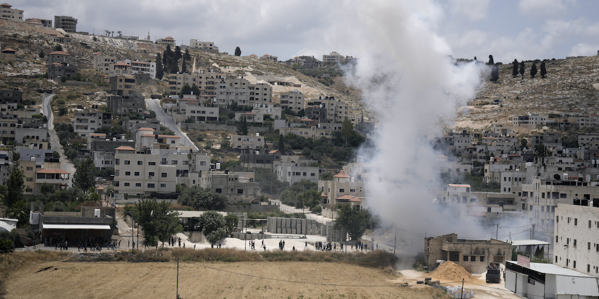 Il fumo dopo alcune esplosioni nel campo profughi di Jenin (AP Photo/Majdi Mohammed)