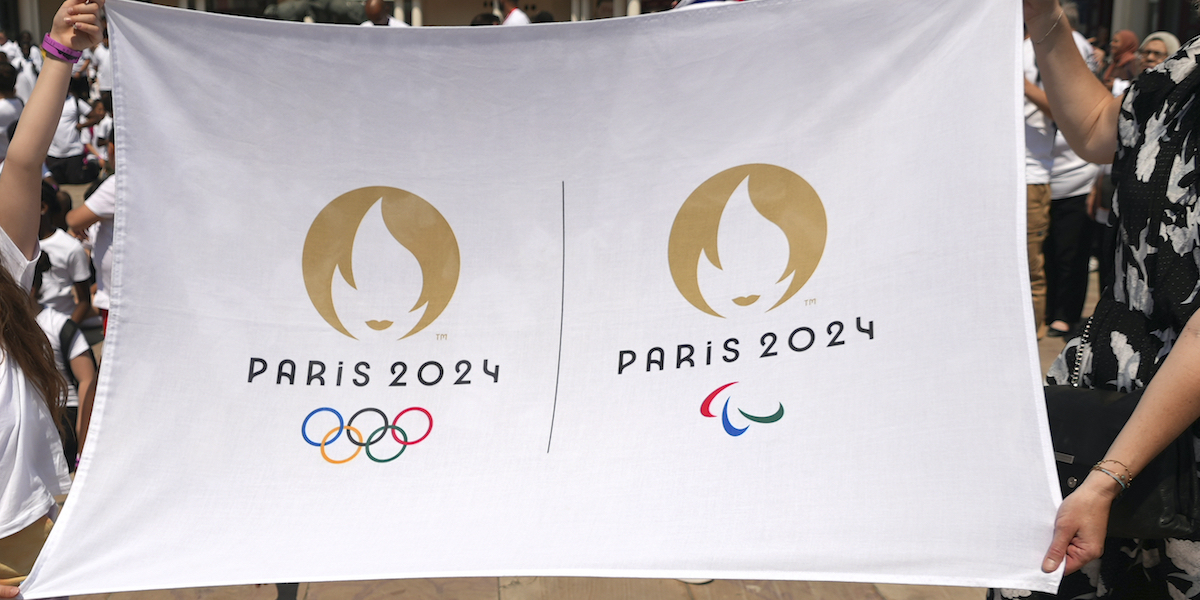 Il logo delle Olimpiadi di Parigi del 2024 (AP Photo/Nicolas Garriga)