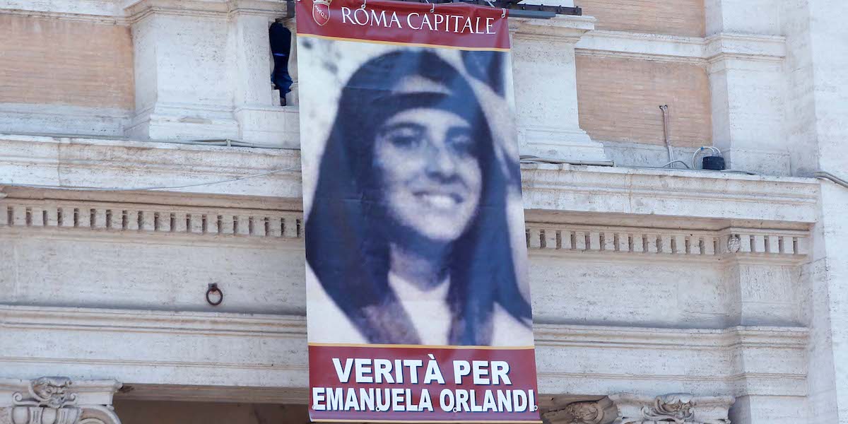 Uno striscione esposto in Campidoglio a Roma 
(Foto Roberto Monaldo / LaPresse)