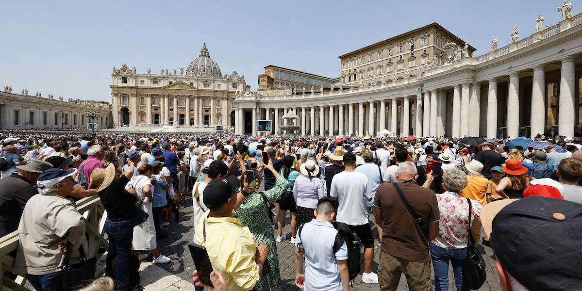 L'Angelus in piazza San Pietro in Vaticano (ANSA/FABIO FRUSTACI)