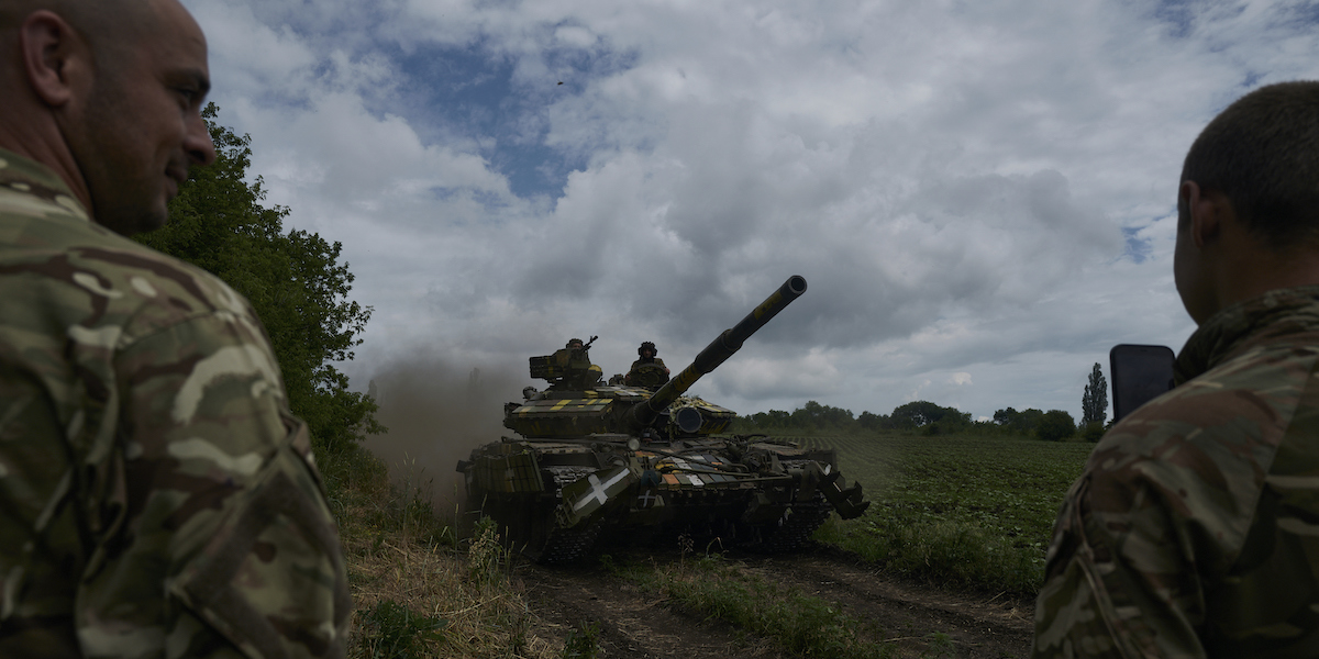 Un carro armato ucraino vicino a Bakhmut (AP Photo/Libkos)