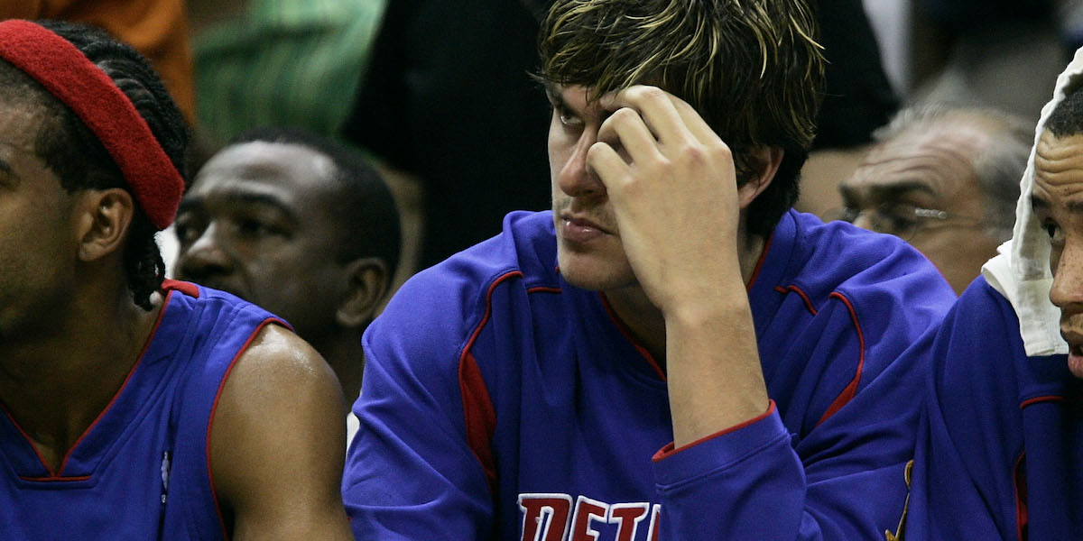 Darko Milicic in panchina con i Detroit Pistons nel 2005 (Brian Bahr/Getty Images)