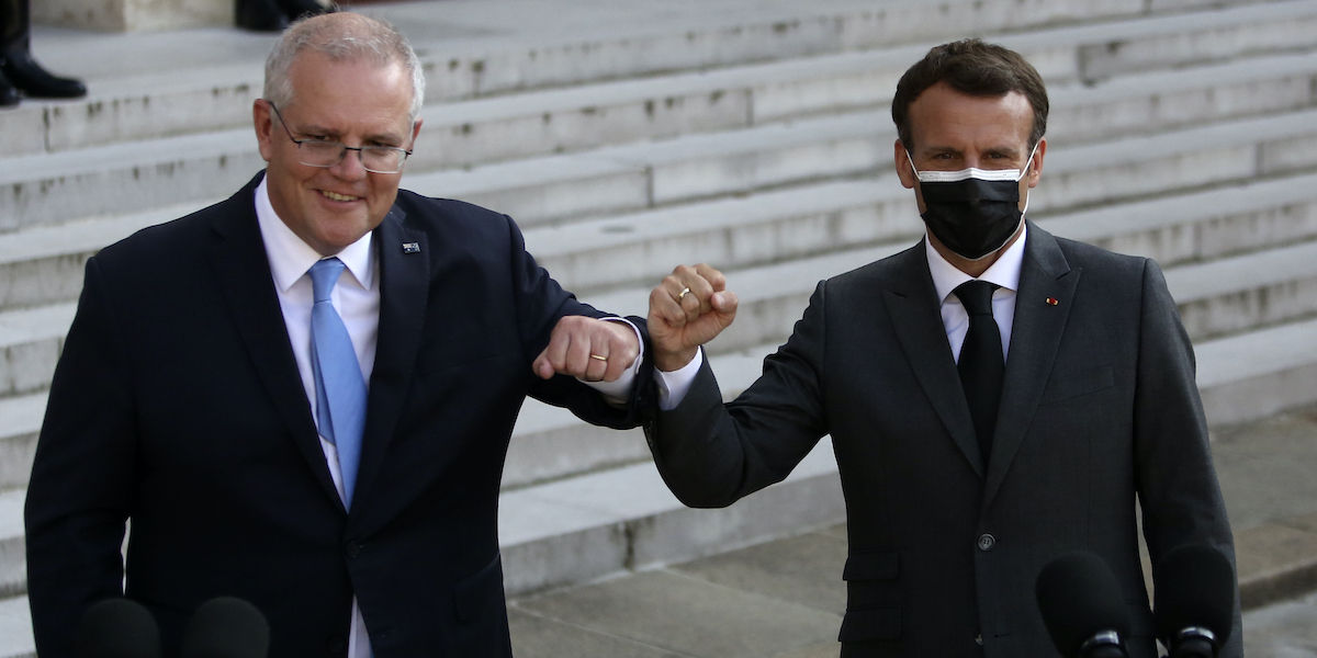 Scott Morrison ed Emmanuel Macron nel 2021 (AP Photo/Rafael Yaghobzadeh)