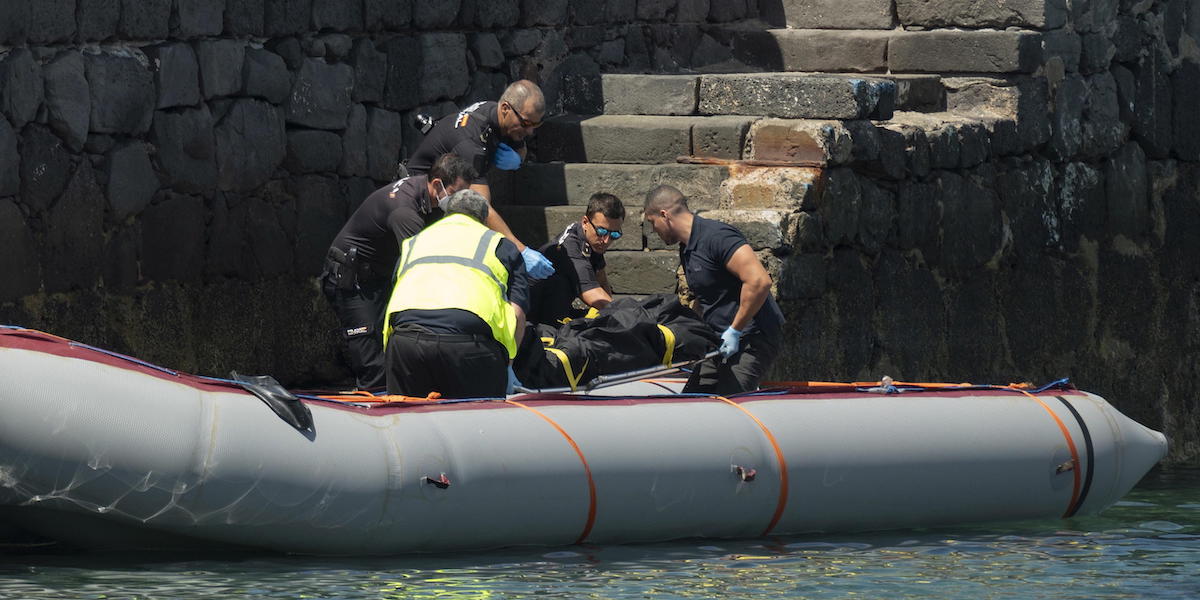 Soccorritori trasportano il corpo della donna migrante trovata morta sul gommone diretto a Lanzarote (EPA/ Adriel Perdomo via ANSA)