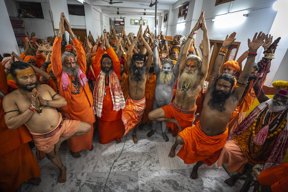 Religiosi indù durante la giornata internazionale dello yoga a Guwahati, in India