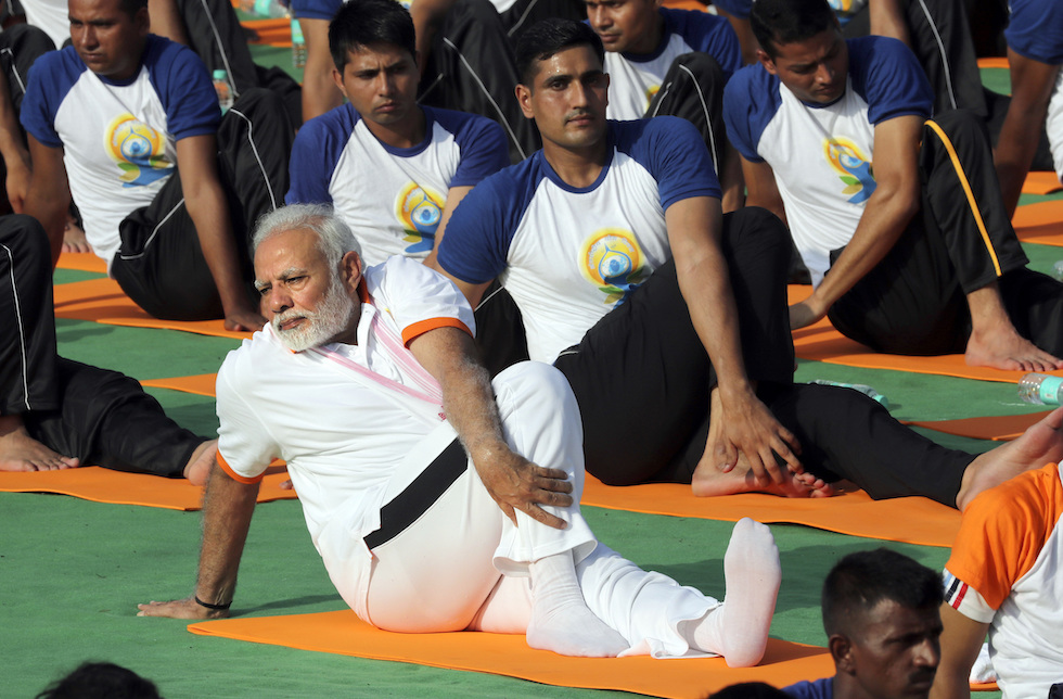 Il primo ministro indiano Narendra Modi durante la giornata internazionale dello yoga a Dehradun, in India, nel 2018