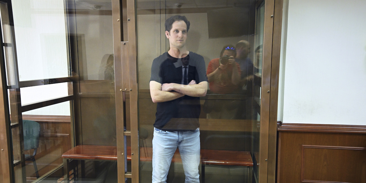 Evan Gershkovich in una cella di vetro durante il processo a Mosca (AP Photo/Dmitry Serebryakov)