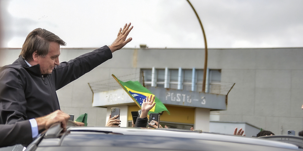 L'ex presidente del Brasile Jair Bolsonaro saluta i suoi sostenitori all'aeroporto di Porto Alegre, il 22 giugno 2023 (AP Photo/Wesley Santos, LaPresse)